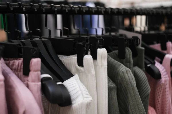Damesartikelen Hangers Showroom Close Van Nieuwe Collectie — Stockfoto