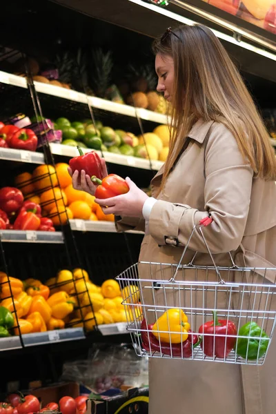 Giovane Donna Con Cestino Della Spesa Supermercato Sceglie Verdure Fresche — Foto Stock