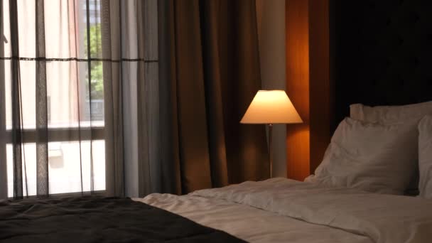 Férfi Üzletember Egy Nehéz Nap Után Lefekszik Ágyra Öltönyben — Stock videók