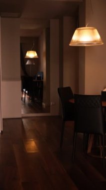 Klasik takım elbiseli genç bir işadamı elinde bavulla otel odasına girer.