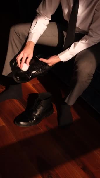 スーツの男が外に出る前に黒い革の靴を輝いている — ストック動画