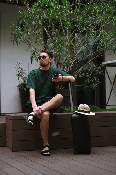Turista Masculino Senta Com Uma Mala Lobby Hotel Chama Táxi — Fotografia de Stock