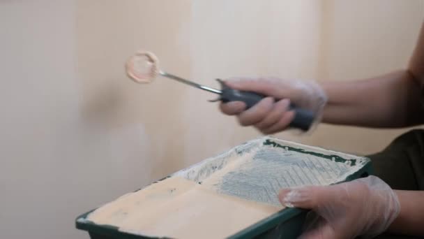 女人用手卷的方式粉刷墙壁 — 图库视频影像