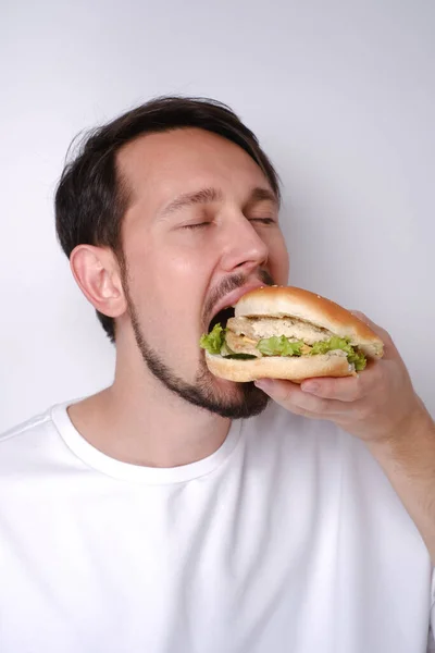 배경에 햄버거를 남자의 초상화 — 스톡 사진