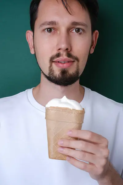 아이스크림을 코카서스 사람의 초상화 — 스톡 사진