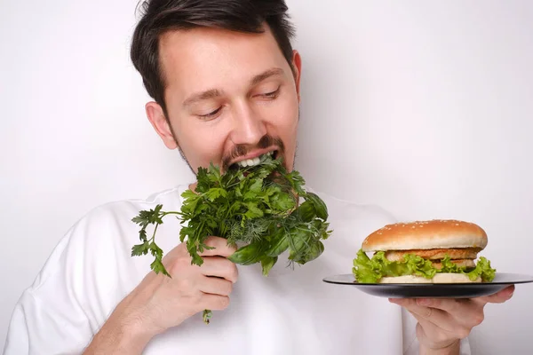 녹색과 햄버거 사이에서 남자의 초상화 — 스톡 사진