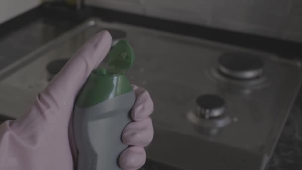 汚れやグリースビデオのログからストーブをきれいにするための瓶を開ける女性の手のクローズアップ — ストック動画