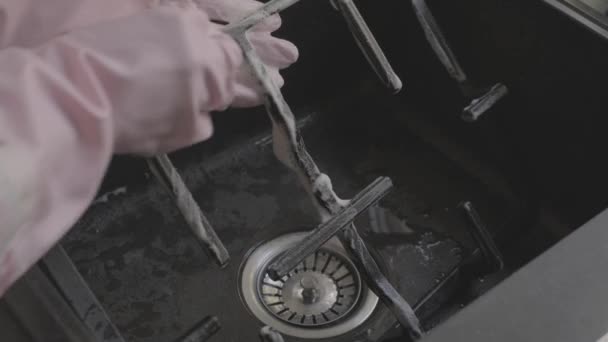Frauenhände Schutzhandschuhen Waschen Das Gitter Eines Gasherds — Stockvideo