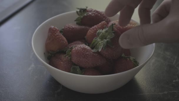 Primer Plano Las Manos Hombre Tomando Fresas Plato Log Video — Vídeos de Stock