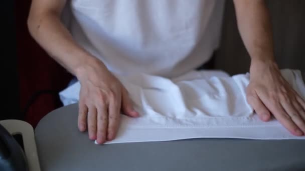 Ein Mann Bügelt Ein Weißes Hemd Mit Einer Eisernen Nahaufnahme — Stockvideo