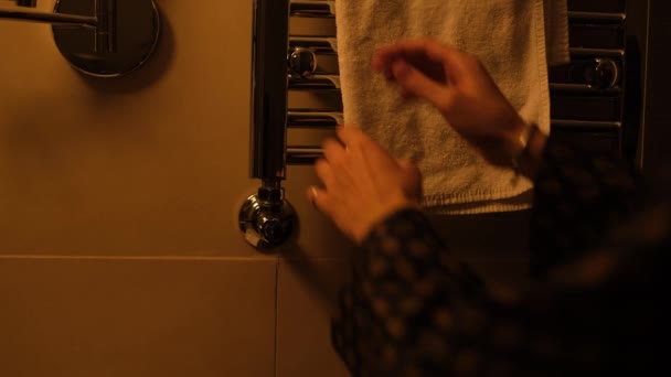 Νεαρός Σκουπίζει Χέρια Του Μια Λευκή Πετσέτα Από Κοντά — Αρχείο Βίντεο