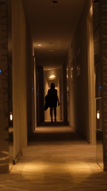 Uma Jovem Mulher Vestido Preto Curto Entra Seu Quarto Hotel — Vídeo de Stock