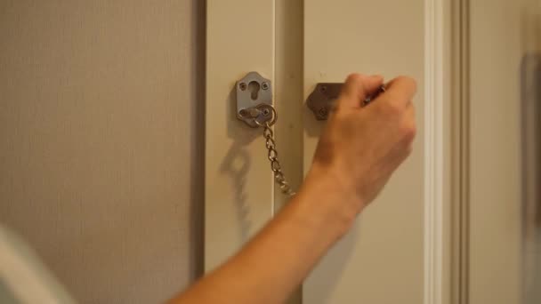一个男人打开链条上的门锁 然后离开了房子 — 图库视频影像