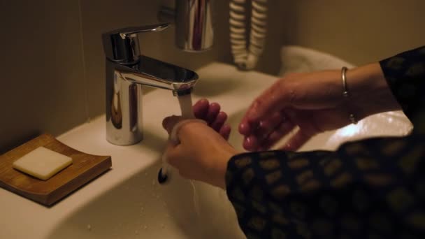 Jongeman Wassen Zijn Handen Badkamer — Stockvideo