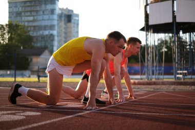 Stadyumda yarışa hazırlanan iki sporcu
