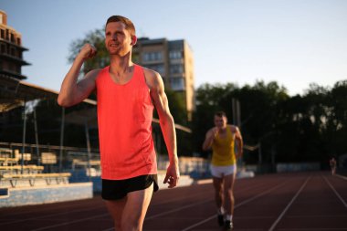 Sporcu stadyumdaki maratonda zafere seviniyor