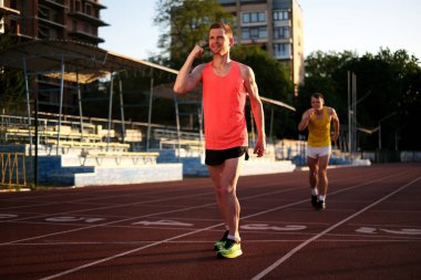 Sporcu stadyumdaki maratonda zafere seviniyor