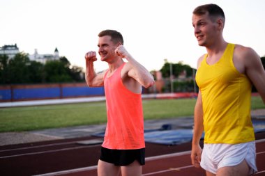 Sporcu stadyumdaki maratonda zafere seviniyor