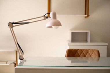 Güzellik salonunda lüks, hafif bir manikür masası.