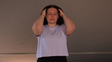 Genç bir kadın kendine masaj yapıyor.