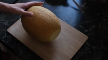 Karpuz doğrayan genç bir kadın.