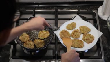 Genç adam kabak kızartması yapıyor.