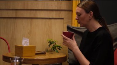 Kafede Americano içen genç bir kadın.