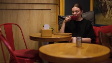 Kafede Americano içen genç bir kadın.