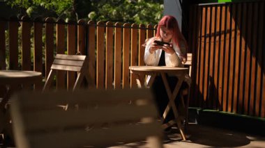 Telefonda video oyunu oynayan şişman genç kız.