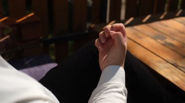 Tırnaklarını yakından inceleyen genç bir kadın.