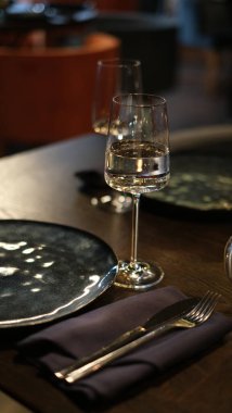 şarap kadehi ve beyaz şarap seti.