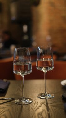 şarap kadehi ve beyaz şarap seti.