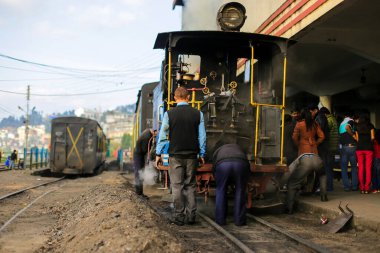 Darjeel, Hindistan, Temmuz 'da. - Sekiz. 2012: Darjeeling Himalaya Demiryolu veya Oyuncak Treni, ünlü turistik eğlence merkezi, 1999 yılından beri UNESCO Dünya Mirası Alanı.