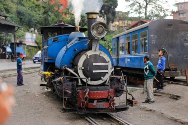 Darjeel, Hindistan, Temmuz 'da. - Sekiz. 2012: Darjeeling Himalaya Demiryolu veya Oyuncak Treni, ünlü turistik eğlence merkezi, 1999 yılından beri UNESCO Dünya Mirası Alanı