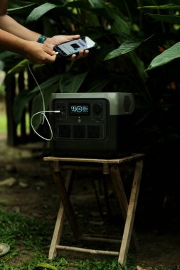 Lityum Taşınabilir Güç İstasyonu dizüstü telefonları elektrik bankalarını ve diğer cihazları şarj ediyor. Modern, bilgi teknolojisi. Kontrol paneli. Kapat. düşük ışık vuruşu