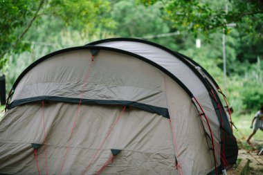 Açık hava yürüyüş ormanında piknik çadırı kamp alanı. Kamp yaparken yaz kampında doğa arka planında. Macera Seyahati konsepti