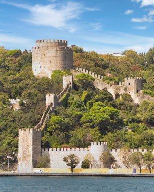 Rumelihisari, Bogazkesen Şatosu veya Rumeli Şatosu harabeleri, güneşli bir günde, Osmanlı Sultanı 2. Mehmet tarafından inşa edilen İstanbul, Türkiye 'nin İstanbul kentindeki İstanbul Boğazı' nın Avrupa yakasında yer alıyor.