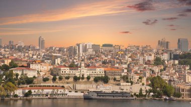İstanbul şehir manzarası Altın Boynuz, Eyup İlçesi, İstanbul, Türkiye 'ye bakan Pierre Loti Teleferik istasyonundan