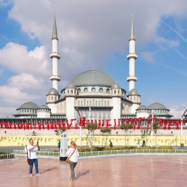 İstanbul, Türkiye - 2 Eylül 2022: İstanbul şehir merkezindeki Taksim Meydanı 'ndaki Taksim Camii önünde fotoğraf çeken turistler, güneşli bir yaz gününde