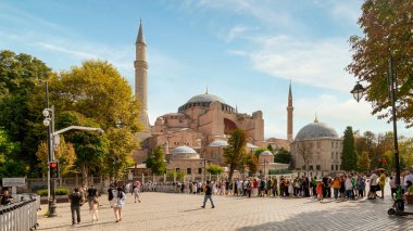 İstanbul, Türkiye - 30 Ağustos 2022: Eski bir Rum Ortodoks kilisesi olan Ayasofya Camii 'ne girmek için Zafer Günü' nde bekleyen turist ve yerli halk kuyruğu