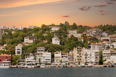 Güneşin batışından bir gün önce, rıhtımdaki botlarla, geleneksel evlerle ve sık ağaçlarla, Avrupa 'nın Boğazı' nın yeşil dağlarından manzarayı seyret. 