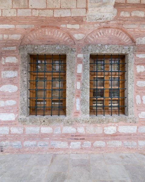 Два Смежных Деревянных Арочных Окна Старой Красно Белой Каменной Стене — стоковое фото
