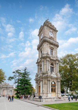 İstanbul, Türkiye - 31 Ağustos 2022: Dolmabahce Saat Kulesi, Türkçe: Dolmabahce Saat Kulesi, Dolmabahce Sarayı 'nın dışında yer alıyor, turistler bu yeri ziyaret ediyor ve anıt fotoğrafları çekiyor