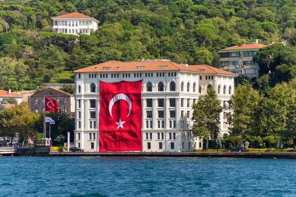 伝統的な古い水辺の邸宅 巨大なトルコ国旗を持ちます ボスポラス海峡のアジア側に適しています ウスクダール地区で イスタンブール トルコ — ストック写真