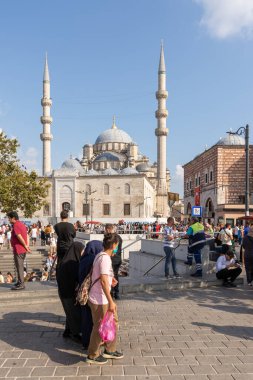 İstanbul, Türkiye - 30 Ağustos 2022: Yeni Cami 'nin Zafer Günü tatili sırasında Eminonu' da bir grup vatandaş veya arka planda Yeni Cami