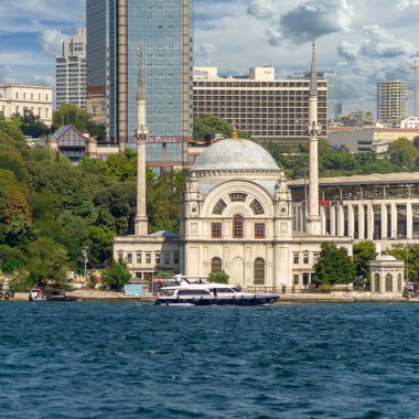 İstanbul, Beyoğlu, Beyoğlu 'ndaki Kabatas' ın liman kenarındaki Dolmabahce Camii 'ne tepeden bakan Boğaz manzarası