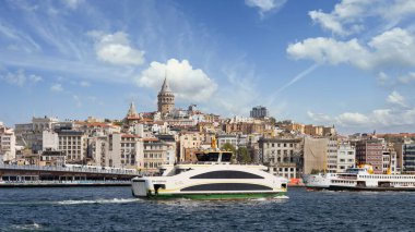 İstanbul 'un ufuk çizgisi, Türkiye' nin Boğaz manzaralı Galata Köprüsü 'nden geleneksel balık restoranları ve arka planda İstanbul-Türkiye Galata Kulesi' ne bakıyor.