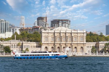 İstanbul 'un Beşiktaş ilçesindeki Dolmabahce Sarayı' ndan geçen feribot, Osmanlı İmparatorluğu 'nun eski ana idari merkezi olan İstanbul Boğazı' nın Avrupa kıyılarında yer alıyor.