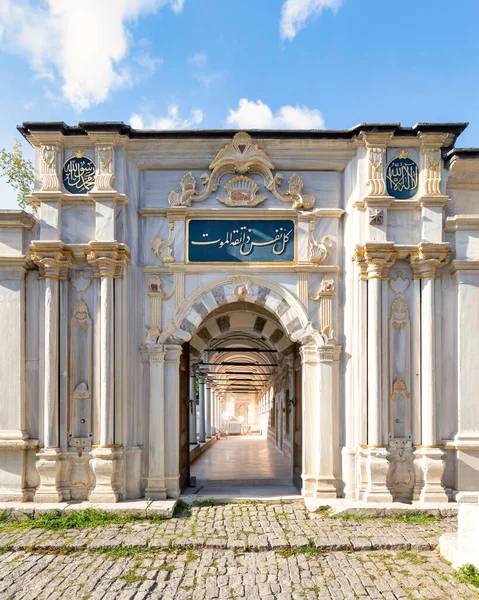 White Marble Decorated Entrance Tombs Historic Eyup Cemetery Located Eyup — Stock Photo, Image