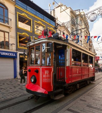 İstanbul, Türkiye - 2 Eylül 2022: İstanbul 'un orta kesimindeki Istiklal Caddesi, Beyoğlu' nda güneşli bir yaz gününde Nostaljik Taksim Tüneli Kızıl Tramvayı veya tramvay